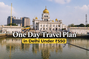 One day budget travel plan in Delhi under ₹550 featuring Gurudwara Bangla Sahib with reflection in water and cityscape in background